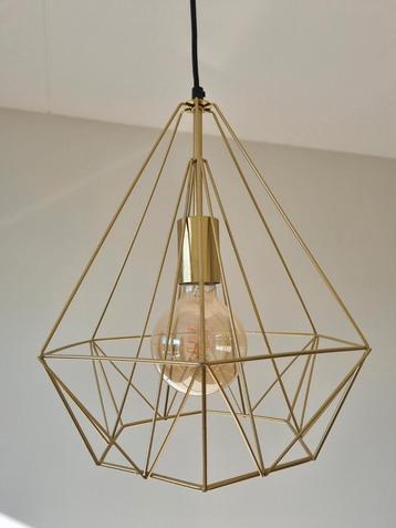 Hanglamp met een goudkleurig, diamantvormig metalen frame beschikbaar voor biedingen