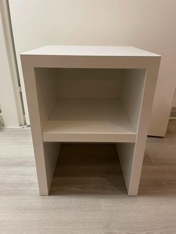 Wit nachtkastje beschikbaar voor biedingen