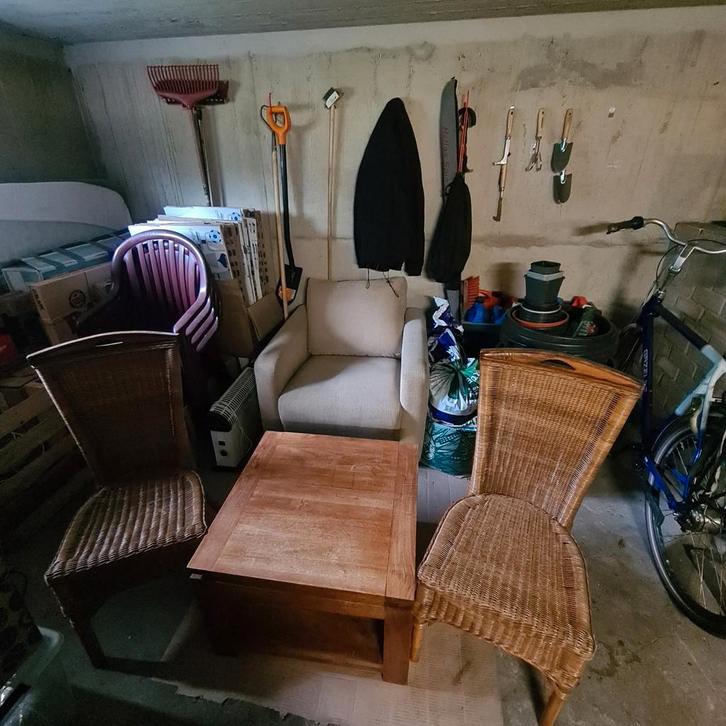 Loungestoel & Tafeltje. Vier Kunststofstoelen & Twee Rieten, Huis en Inrichting, Stoelen, Gebruikt, Vijf, Zes of meer stoelen