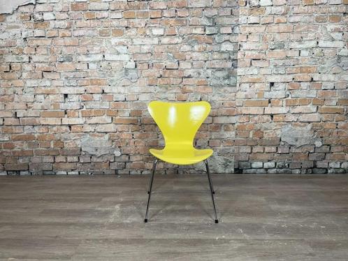 Fritz Hansen Vlinder geel bij TheReSales, Huis en Inrichting, Stoelen, Gebruikt, Eén, Hout, Metaal, Overige kleuren, Ophalen of Verzenden