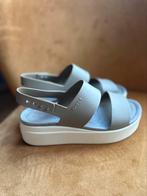 Crocs Brooklyn Low wedge sandalen mt W8(38/39) ZGAN, Kleding | Dames, Zo goed als nieuw, Crocs, Groen, Sandalen of Muiltjes