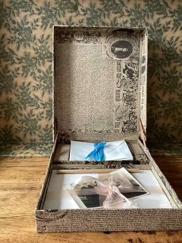 Brocante brief papier in een doos beschikbaar voor biedingen