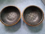 2 houten schalen, ingelegd met parelmoer, rand van riet, Huis en Inrichting, Ophalen of Verzenden, Zo goed als nieuw, Rond, Hout