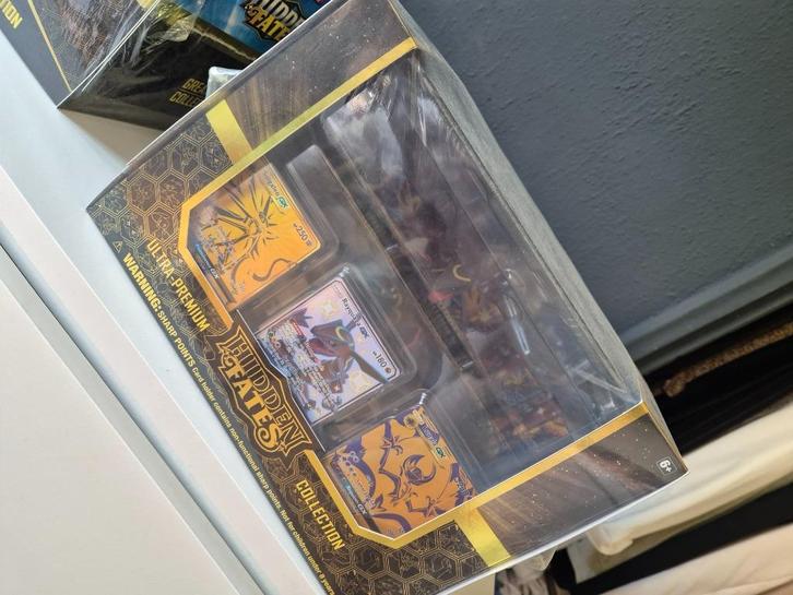 Hidden fates ultra premium collection box, Hobby en Vrije tijd, Verzamelkaartspellen | Pokémon, Zo goed als nieuw, Overige typen
