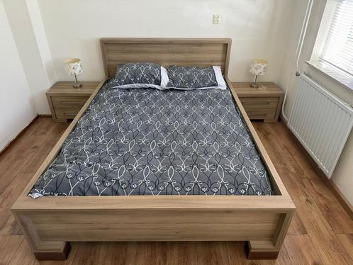 Fineer bedframe 2-pers incl lattenbodems en nachtkastjes, Huis en Inrichting, Slaapkamer | Bedden, Zo goed als nieuw, Tweepersoons