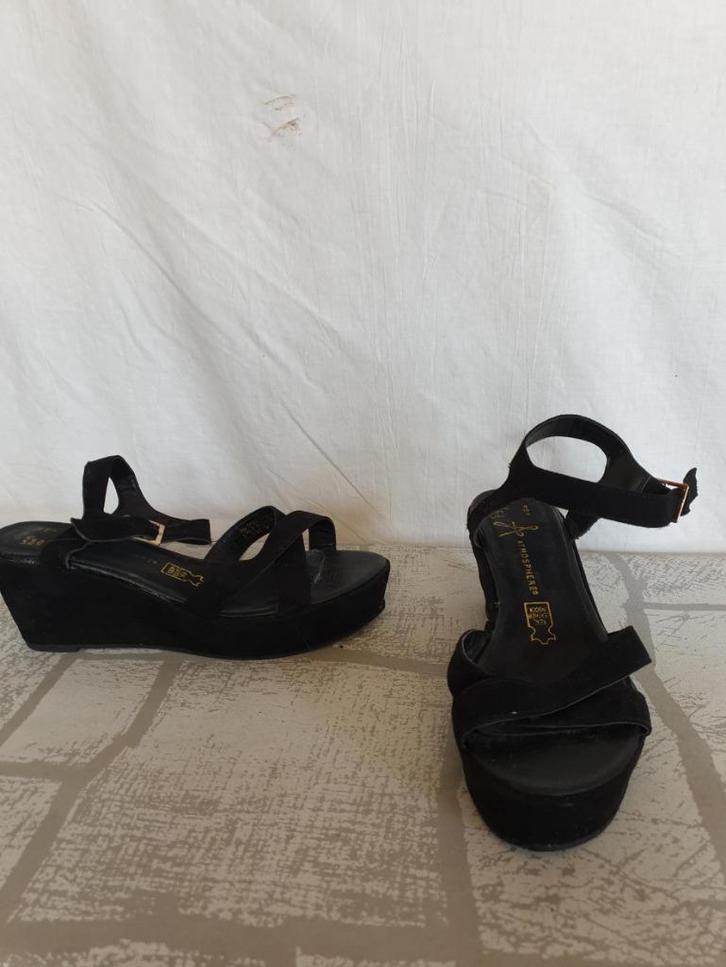 Stoere zwarte sleehak sandalen. Mt 39. Merk Atmosphere, Kleding | Dames, Schoenen, Zo goed als nieuw, Sandalen of Muiltjes, Zwart