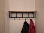 Stijlvolle wandkapstok met houten plank en metalen haken, Wandkapstok, Ophalen of Verzenden, Zo goed als nieuw, Minder dan 100 cm