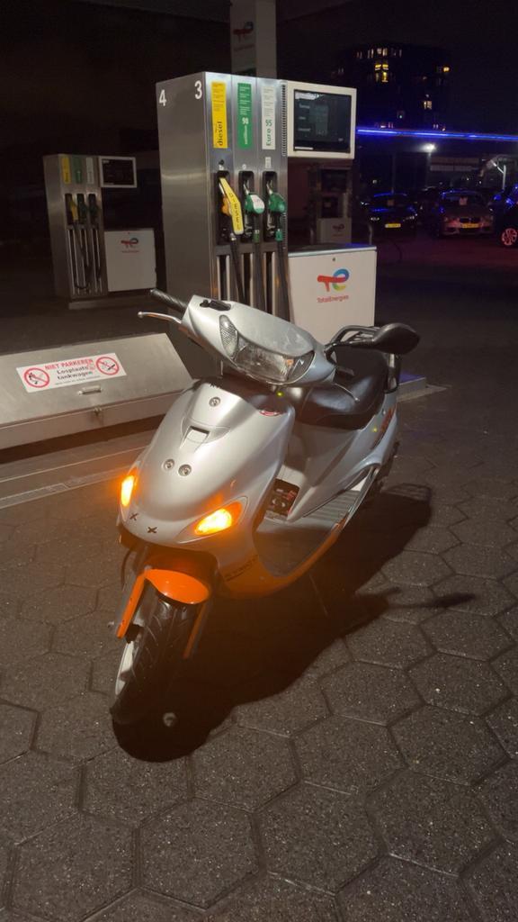 Kymco zx50 50 cc snel alleen ruilen, Fietsen en Brommers, Scooters | Kymco, Zo goed als nieuw, Overige modellen, Benzine, Ophalen