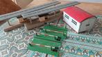 Metalen overwegen, perrons en loods 1950-1960 voor spoor H0, Hobby en Vrije tijd, Modeltreinen | H0, Overige merken, Gelijkstroom of Wisselstroom