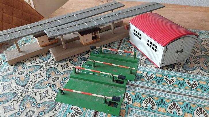 Metalen overwegen, perrons en loods 1950-1960 voor spoor H0, Hobby en Vrije tijd, Modeltreinen | H0, Zo goed als nieuw, Brug, Tunnel of Gebouw