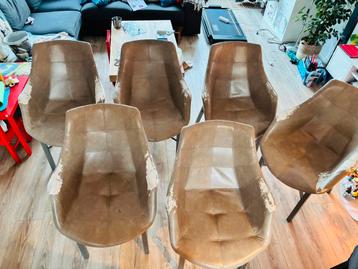 Zes beschadigde stoelen, gratis af te halen