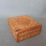 Vintage ca.1950's kamfer houten gesneden kist, Minder dan 50 cm, Gebruikt, 50 tot 100 cm, Eikenhout