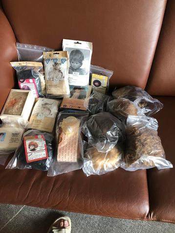 Pruikjes voor poppen, verschillende maten en kleuren beschikbaar voor biedingen