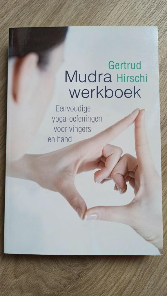 Gertrud Hirschi - Mudra werkboek, eenvoudige yoga oefeningen, Boeken, Esoterie en Spiritualiteit, Zo goed als nieuw, Instructieboek