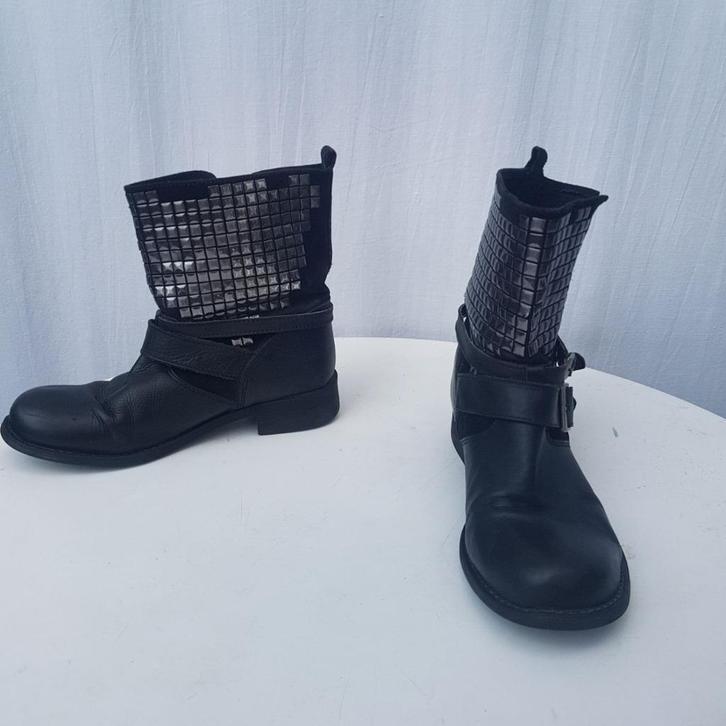 Stoere zwarte leren enkellaarzen, studs. Mt 38, Kleding | Dames, Schoenen, Zo goed als nieuw, Lage of Enkellaarzen, Zwart, Ophalen of Verzenden