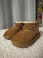 UGG Clasic Mini, Maat 22, Jongetje of Meisje, Laarsjes, Nieuw, Ophalen of Verzenden