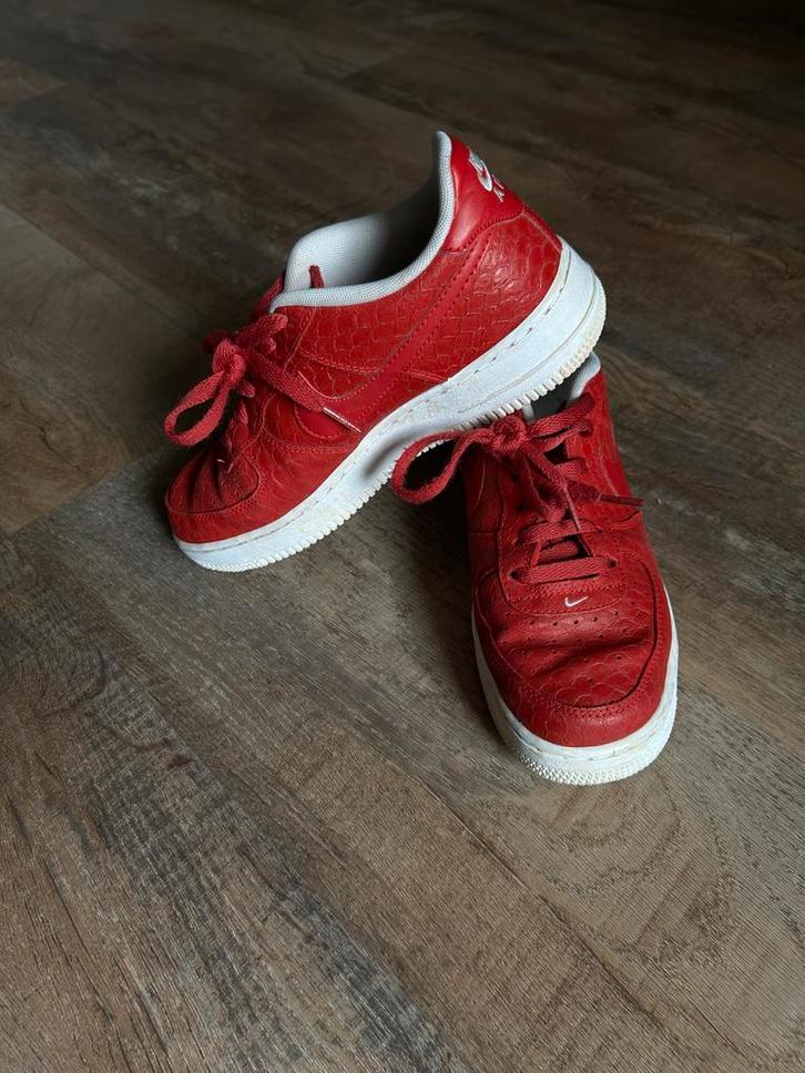 Nike Air Force 1 '07 LV8 Croc Rood 38,5 (39), Kleding | Dames, Schoenen, Gedragen, Sneakers of Gympen, Rood, Ophalen of Verzenden