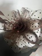 Haarband met clip met bloem bruin geheel nieuw, Ophalen of Verzenden, Nieuw, Carnaval, Accessoires