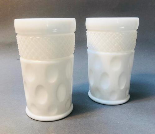 Twee glazen van melkglas, opaline glas, geperst, Antiek en Kunst, Antiek | Glas en Kristal, Ophalen of Verzenden