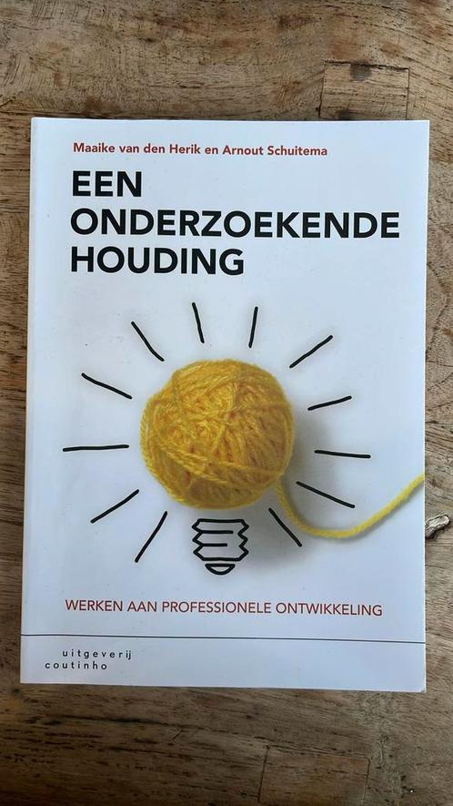 Maaike van den Herik - Een onderzoekende houding, Boeken, Schoolboeken, Zo goed als nieuw, Nederlands, Overige niveaus, Ophalen of Verzenden