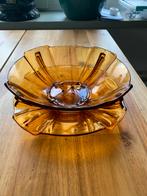Art Deco amberkleurige fruitschaal van persglas. A, Antiek en Kunst, Antiek | Glas en Kristal, Ophalen of Verzenden