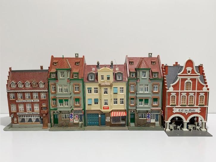 Straatje van 5 KIBRI Herenhuizen met winkels / Cafe * H0*, Hobby en Vrije tijd, Modeltreinen | H0, Gebruikt, Brug, Tunnel of Gebouw