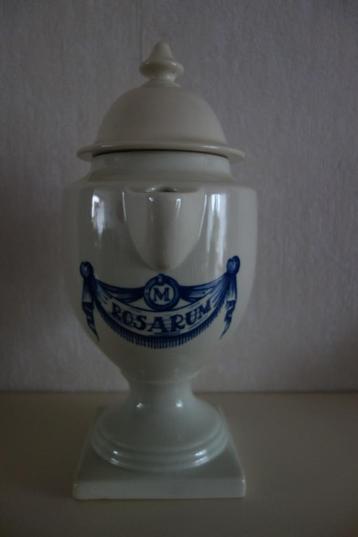 Apotheekpot met deksel en schenktuit. beschikbaar voor biedingen