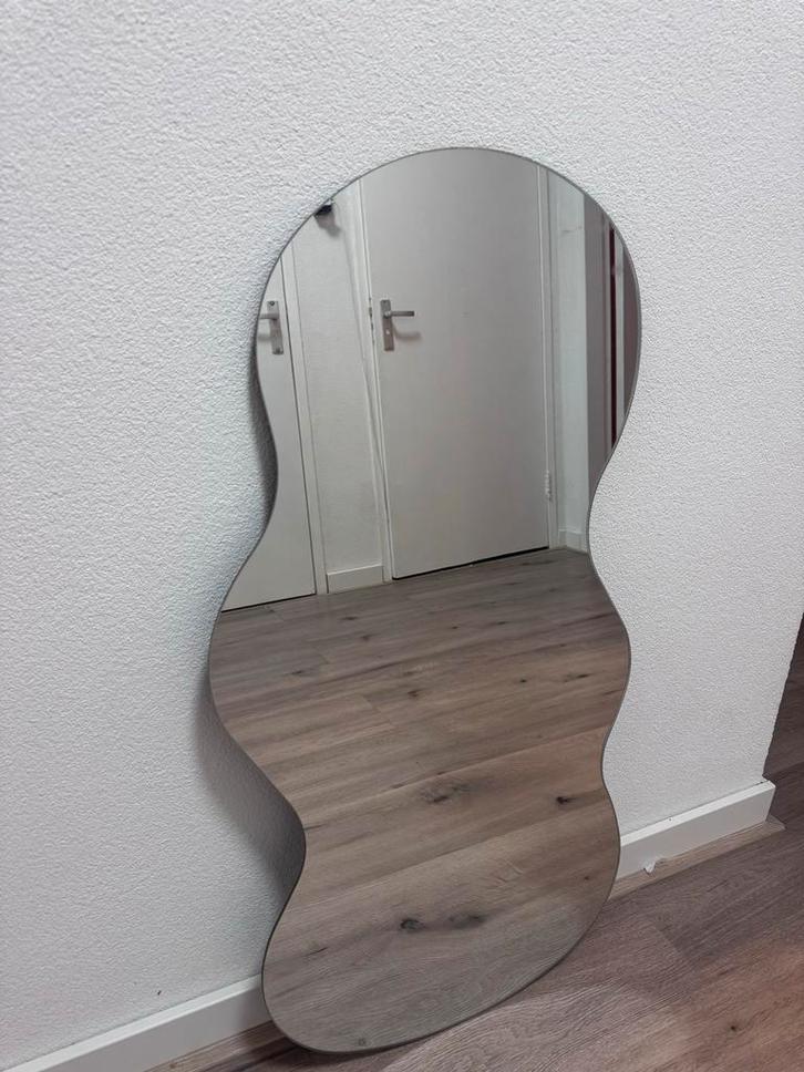 Unieke spiegel met golvende randen, Huis en Inrichting, Woonaccessoires | Spiegels, Zo goed als nieuw, 50 tot 75 cm, 100 tot 150 cm