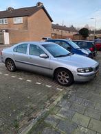 Volvo S60 2.4 140PK 2004 Grijs, Auto's, Voorwielaandrijving, 74 €/maand, Beige, Lederen bekleding