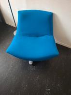 Mooie blauwe stoel, echte eyecatcher, Huis en Inrichting, Fauteuils, Ophalen, Zo goed als nieuw, 50 tot 75 cm