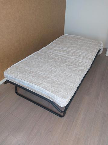 Inklapbaar bed, met wieltjes en beschermhoes beschikbaar voor biedingen