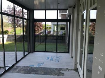 Glazen wanden met ramen en deur – incl. rolluiken beschikbaar voor biedingen