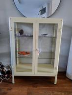 Ikea vitrinekast fabrikör, roomgeel, Huis en Inrichting, Kasten | Vitrinekasten, 100 tot 150 cm, Zo goed als nieuw, Metaal, 25 tot 50 cm