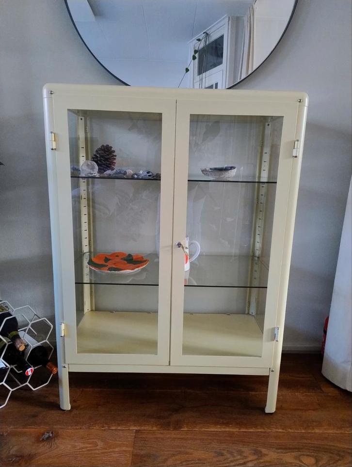 Ikea vitrinekast fabrikör, roomgeel, Huis en Inrichting, Kasten | Vitrinekasten, Zo goed als nieuw, 100 tot 150 cm, 50 tot 100 cm