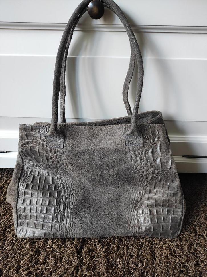 Leren Suède grijze tas, Sieraden, Tassen en Uiterlijk, Tassen | Damestassen, Nieuw, Grijs, Ophalen of Verzenden