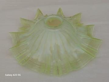 Zeldzame Art Deco opaline lampenkap ijskristallen vorm beschikbaar voor biedingen