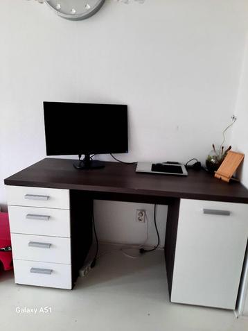 Bureau tafel voor studie of werken beschikbaar voor biedingen