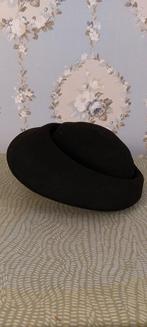 Zwarte vilten vintage hoed., Kleding | Dames, Hoeden en Petten, Gedragen, Hoed, Verzenden