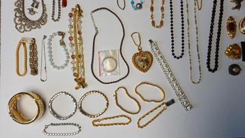 Lot sieraden. beschikbaar voor biedingen