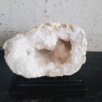 Mooi stuk bergkristal geode op zwarte voet vakkenkast deco, Ophalen of Verzenden, Mineraal