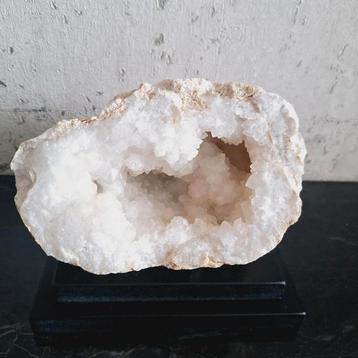 Mooi stuk bergkristal geode op zwarte voet vakkenkast deco  beschikbaar voor biedingen