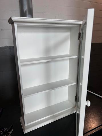 Leuk mini kasje voor aan de muur! Wandkast hout beschikbaar voor biedingen