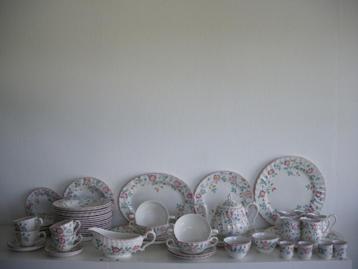 Churchill Brair Rose servies beschikbaar voor biedingen