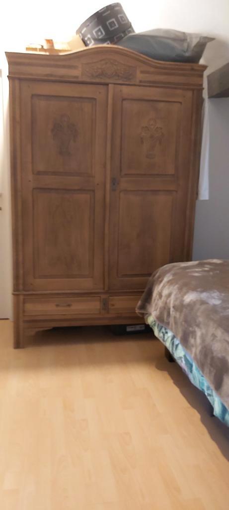 Oude houten kast halkast kleerkast met fraai houtsnijwerk, Antiek en Kunst, Antiek | Meubels | Bedden, Ophalen