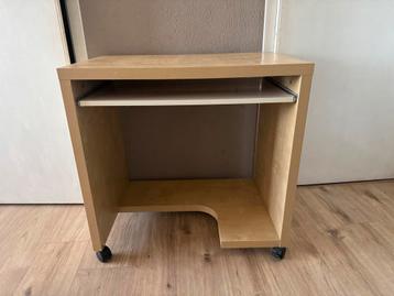 Bureau met stoel beschikbaar voor biedingen