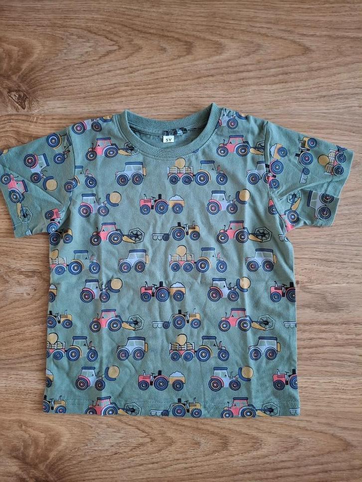 Groen t-shirt met trekkers / tractors maat 104 NIEUW, Kinderen en Baby's, Kinderkleding | Maat 104, Nieuw, Jongen, Shirt of Longsleeve