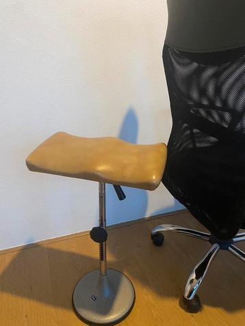 Cream stool with cast iron base beschikbaar voor biedingen