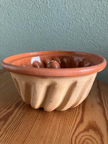 Oude Franse Aardewerk tulbandvorm beschikbaar voor biedingen