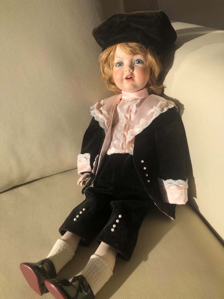 Porseleinen Pop Jongen in Kostuum, Ophalen of Verzenden, Zo goed als nieuw, Kleertjes, Levensecht of Reborn