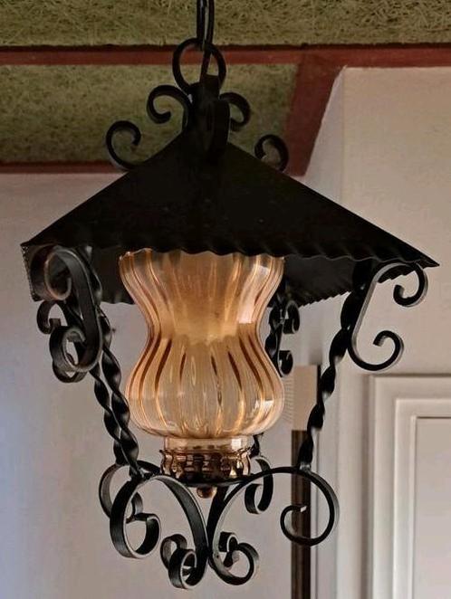 Hanglamp lamp lantaarn smeedijzer antiek zwart geel glas, Antiek en Kunst, Antiek | Lampen, Ophalen